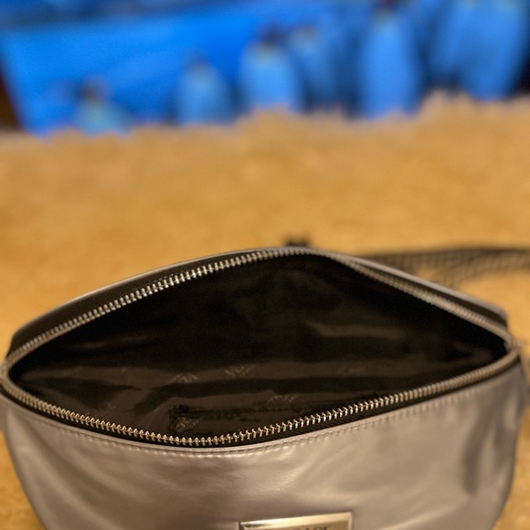 Fanny Pack Versace Adjustable Strap Good used condition!! - Picture 10 of 16